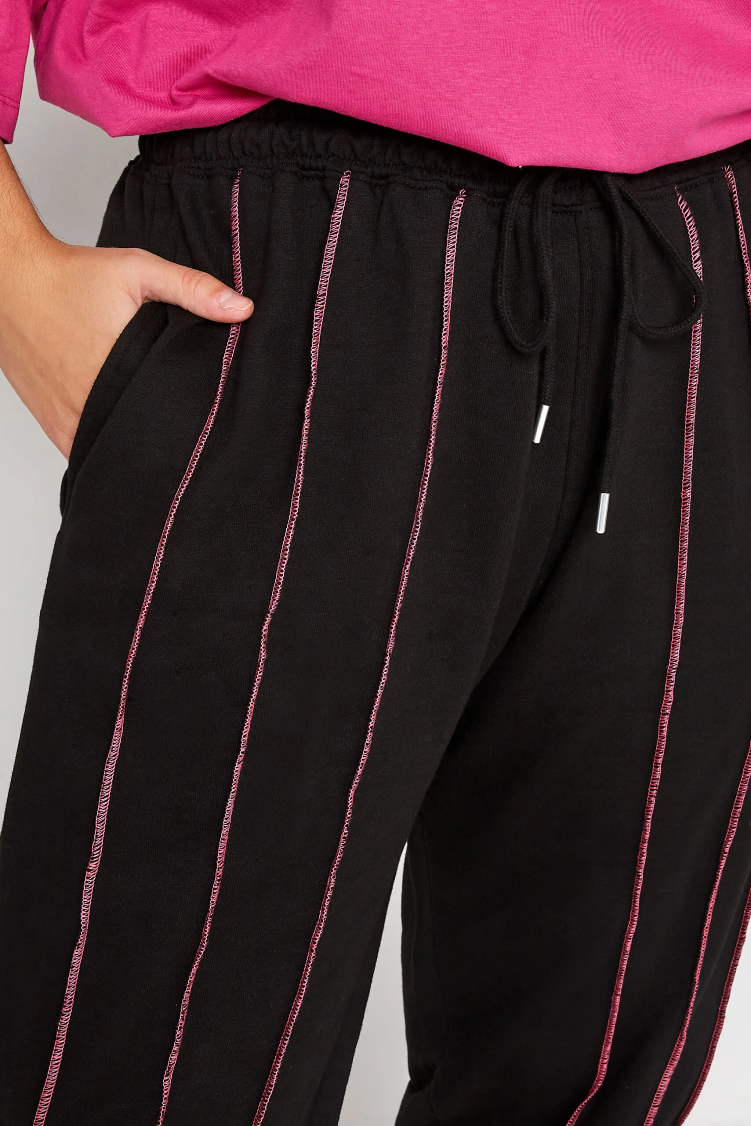 Jogging Noir Coutures Roses En Jersey – Image 3