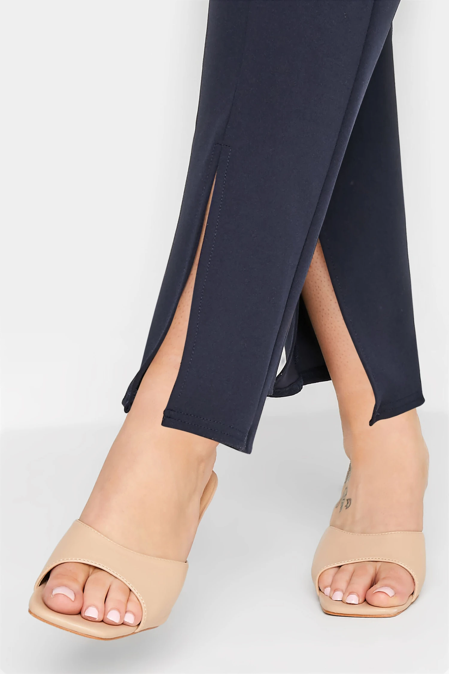 LIMITED COLLECTION - Pantalon Bleu Marine Fentes Aux Ourlets – Image 4