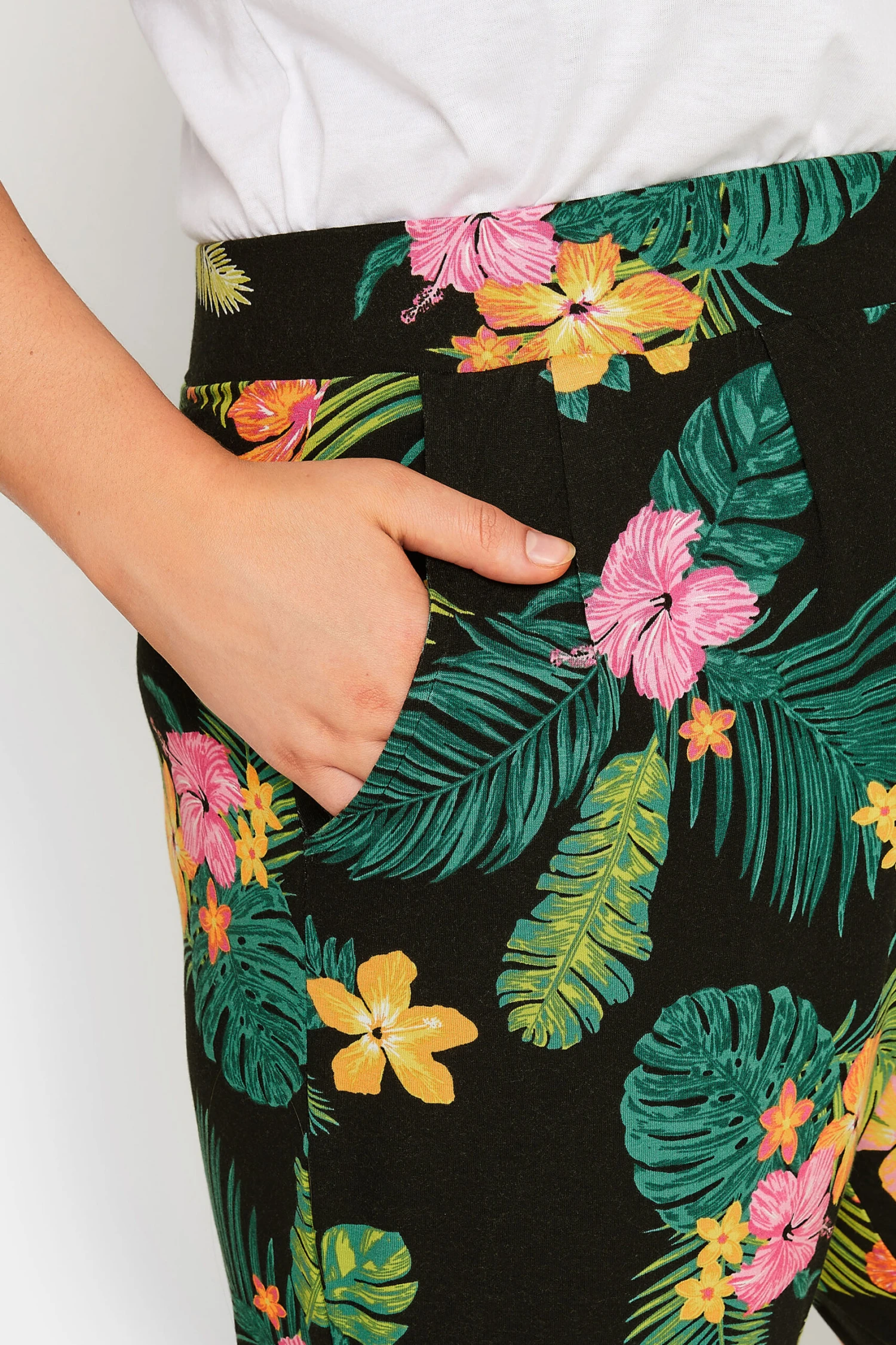 YOURS - Pantalon Noir Fluide Ample Design Tropical – Image 4